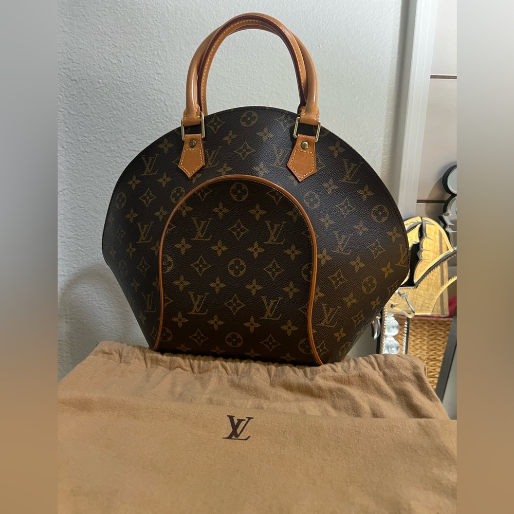 AUTHENTIC - Louis Vuitton  Monogram Ellipse MM - LIKE NEW
